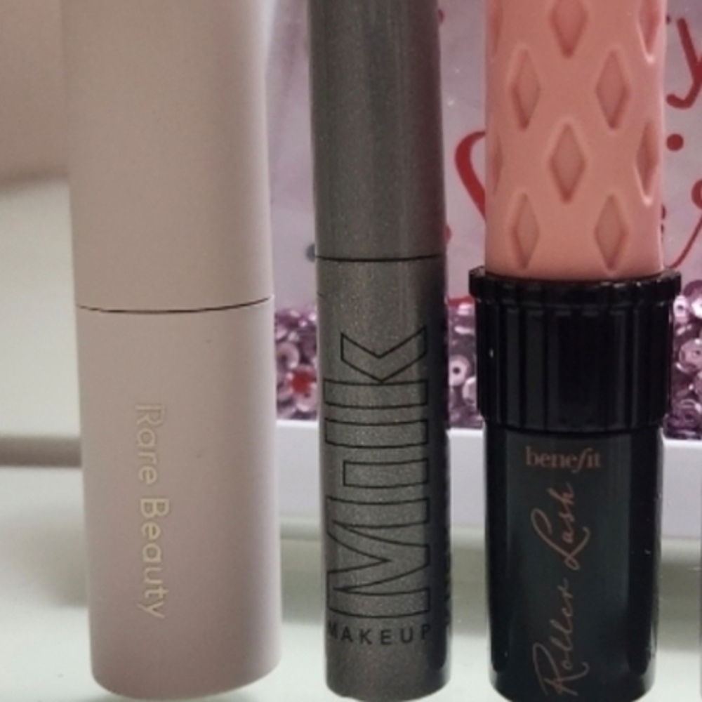 Rare Beauty Mascara in Soft Pink